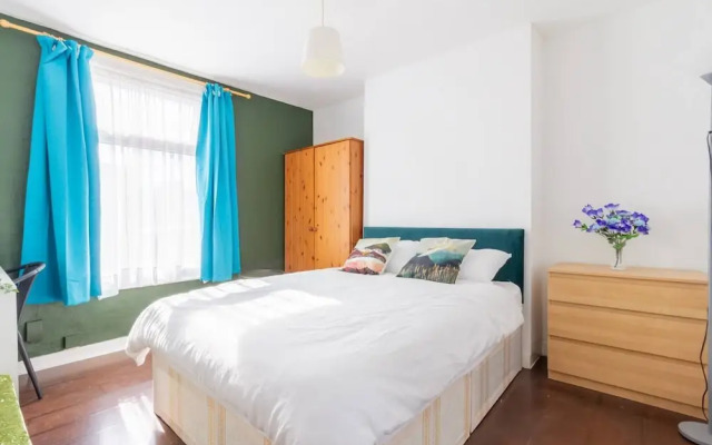 Authentic London - Four Bedroom Victorian House