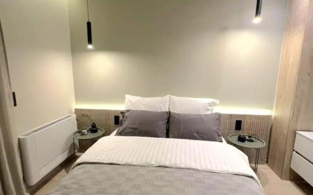 8 Blocks Apartments 4B