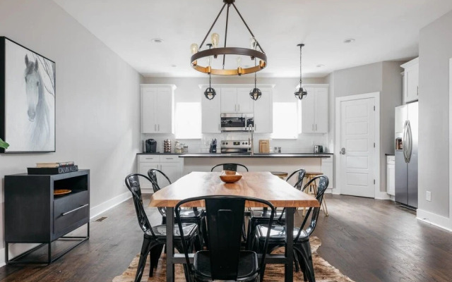 Stunning 3br/4ba min to DT