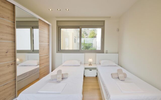 Vari Views in Vari With 3 Bedrooms and 3 Bathrooms