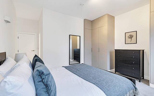 Sunny 2-bed Flat in Chiswick