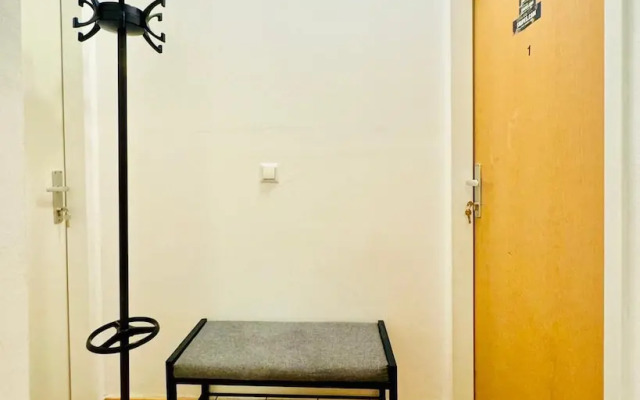 Cozy 2BR Apt Sleeps 6 Direct City Access