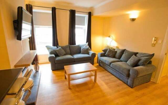 Central Open Plan Flat Sleeps 4