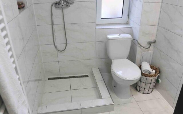 Impeccable 2-bed House in Albești