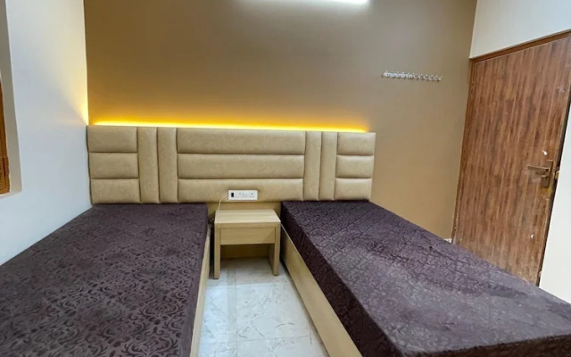 Host varanasi