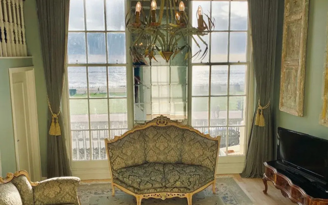 2 Bedroom Regency Flat on the Sea Front