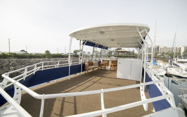 houseboat
