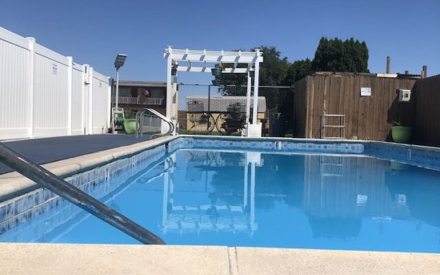 Super 8 by Wyndham Ontario