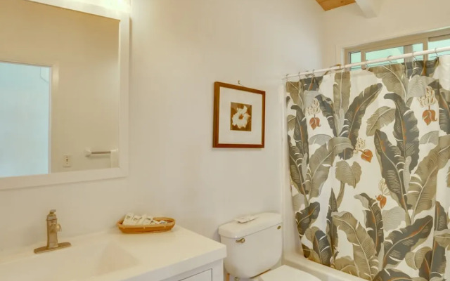 Hilo Home w/ Private Deck + Stunning Ocean Views!