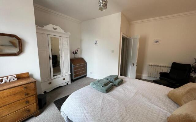 Stylish 2nd Floor Georgian 1 Bedroom Apartment