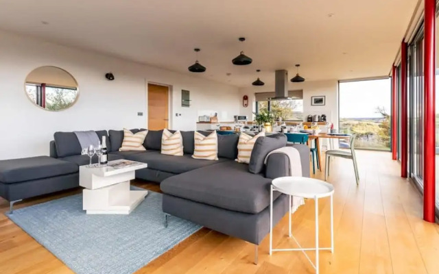Stunning 5 Bedroom Home With Garden Views