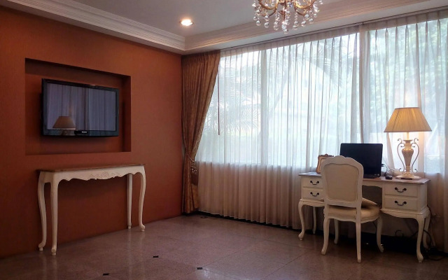 Romance Hotel Bangna (SHA Extra Plus)