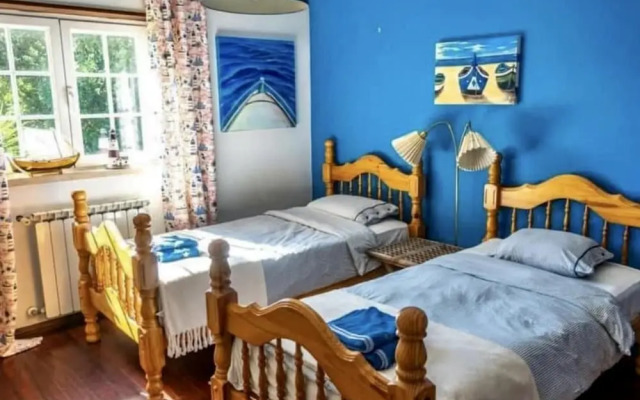 Farmhouse Sleeps 8 With Pool & Horses