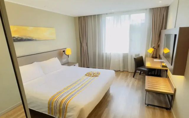Homeinn Plus Hotel (Dunhua Railway Station)
