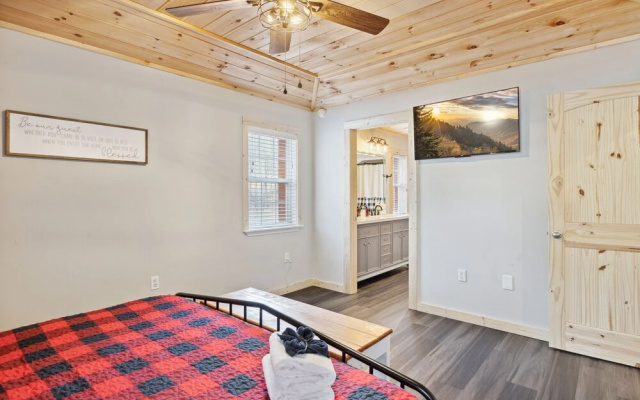 Majestic Valley View 3 Bedroom Cabin by RedAwning