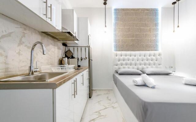 Lux studio 11 with yard in the heart of Athens