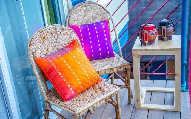 Flotsam & Jetsam Artist Beach Hostel