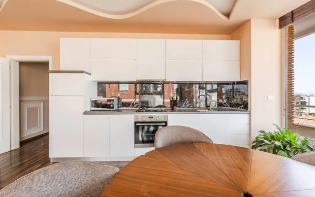 Spacious City-view Apartment Overlooking Shkod r