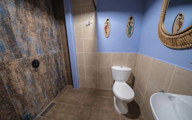 HOLT - Astorga Gardens - The African