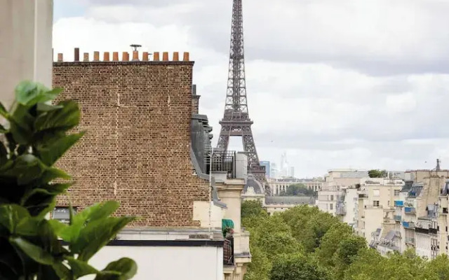 Apartment for 8 People in Grenelle
