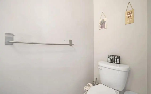 Family-friendly 3BR Mississauga Home w Parking