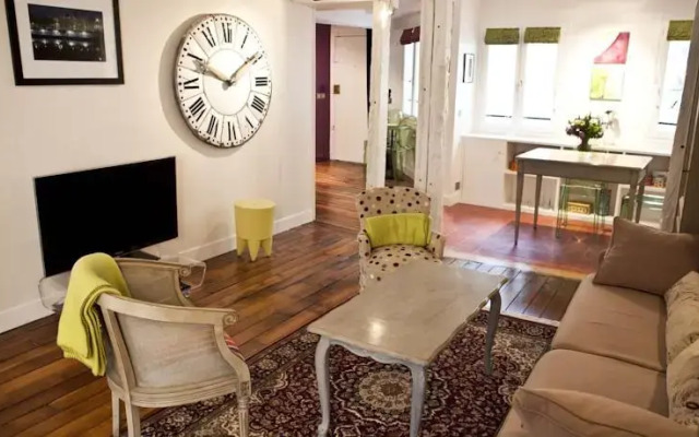Luxurious apartment, near Louvre at the heart of Paris