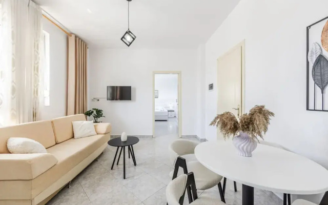 Modern Home With Wifi and Beach Access Golem