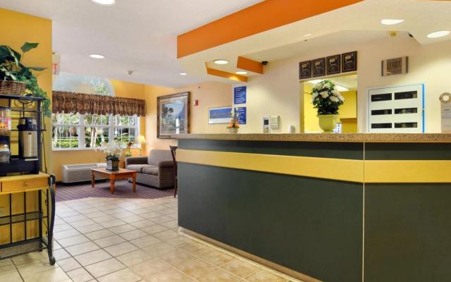Hometown Inn & Suites Jacksonville - Butler Blvd./Southpoint