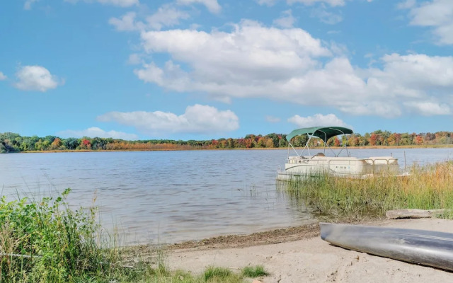 Lakefront Orion Twp. Home w/ Fire Pit & Kayak!