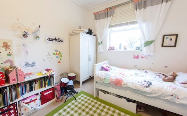 Spacious, Homey 4-br Home For 8 in Peckham