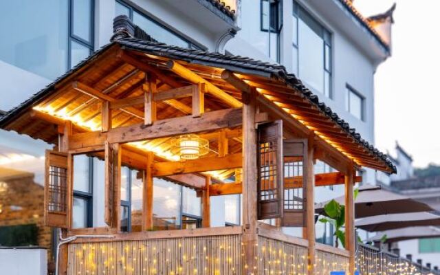 Wuyuan style waterfront homestay
