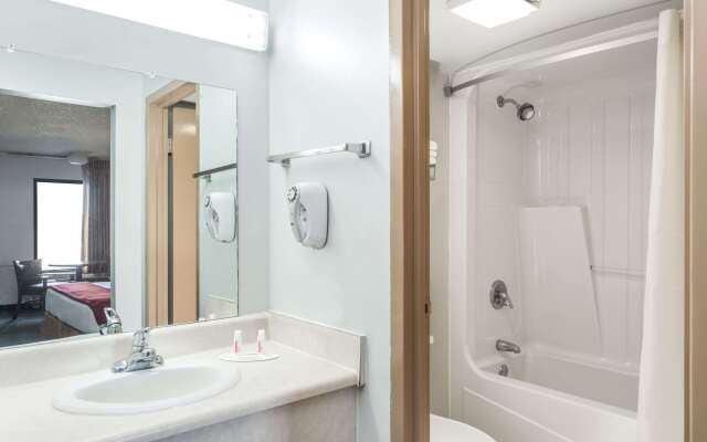 Super 8 by Wyndham Adel GA I-75