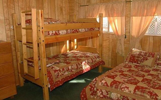 RedAwning A Beary Nice Lakefront