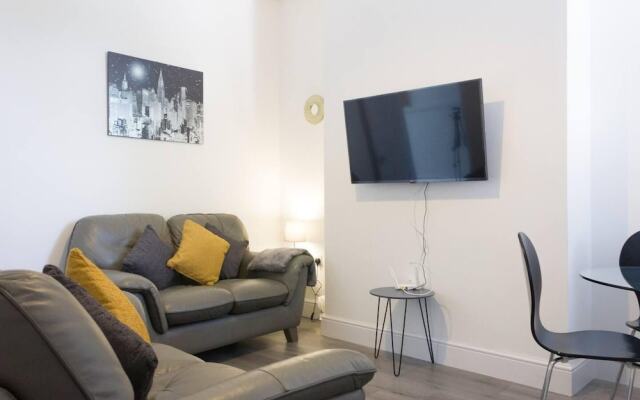 Lovely 4-bed House in Liverpool