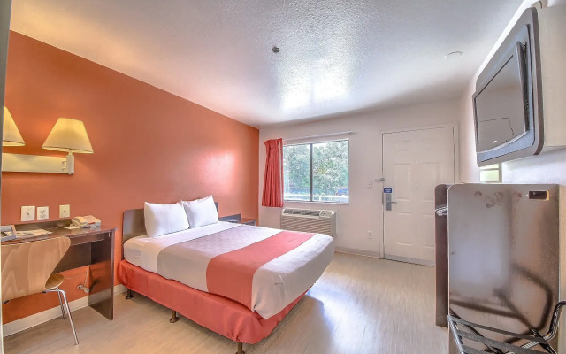 Motel 6 San Antonio, TX - Fiesta