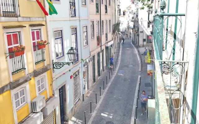 Apartment With Yard in Alfama