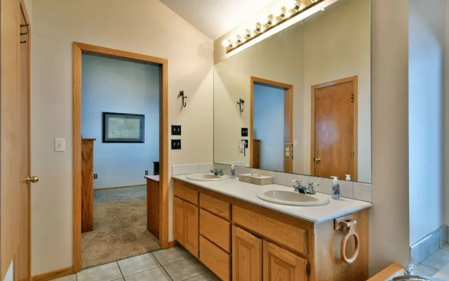 Cheif Lake Lodge 4 Bedroom Home by RedAwning