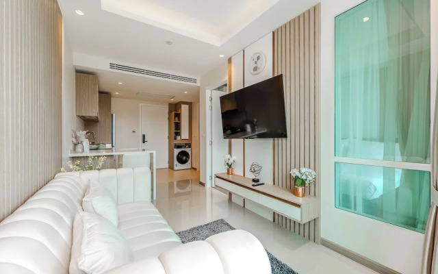 1BR Pool Gym Game Room C220