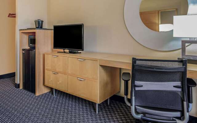 La Quinta Inn & Suites by Wyndham Naples Downtown