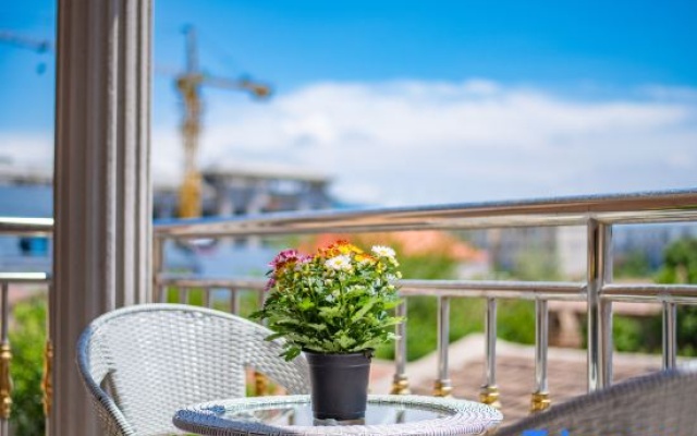 Li Kun's Home Inn – Balcony – Tekes