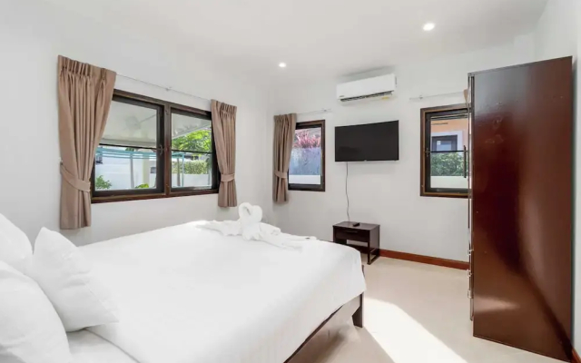 Poolside 3BR for Relaxed Stays V278