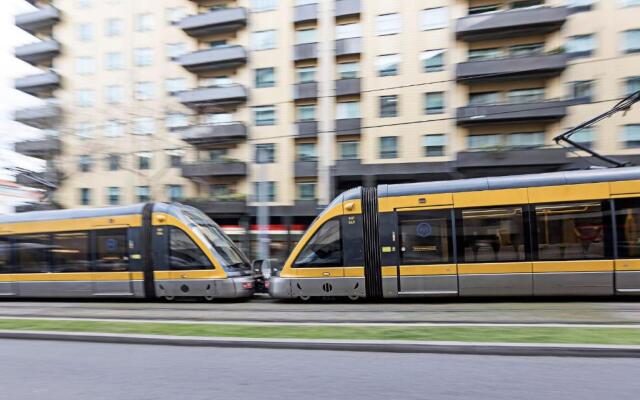 2BR Flat by Metro w/ Free Parking by LovelyStay