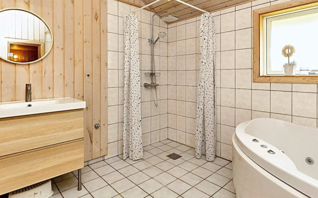 10 Person Holiday Home in Vaeggerlose