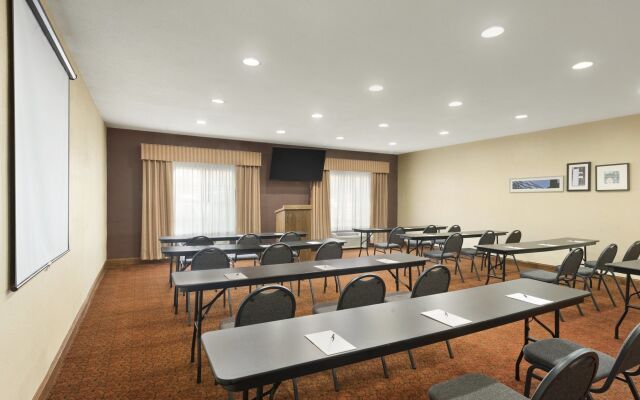 Country Inn & Suites by Radisson, Topeka West, KS