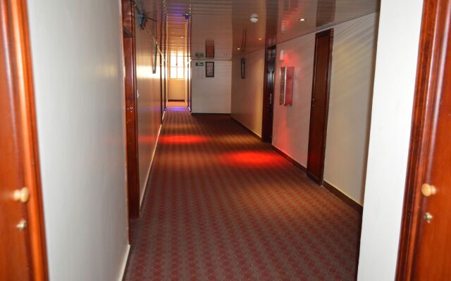 Super Paradise Hotel