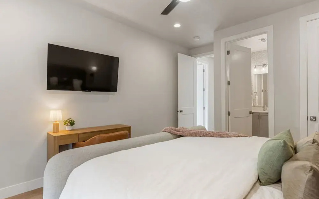 Sandy Cheeks 6 Bedroom Townhouse
