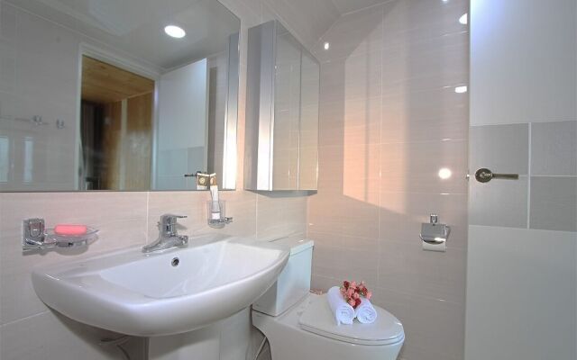 Blue Road Town Pension-Crystal