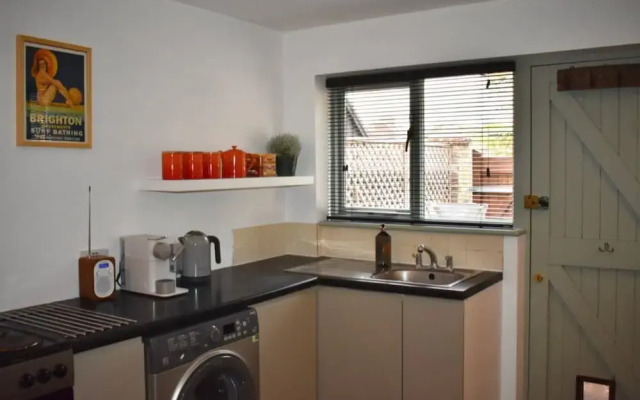 Cosy 2 Bedroom House With Parking