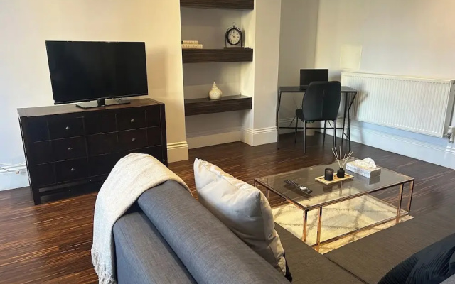 Tavistock House-contractor Stay-parking-sleeps 7,