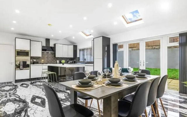 Elegant 5 Bedroom House/free Parking/yard